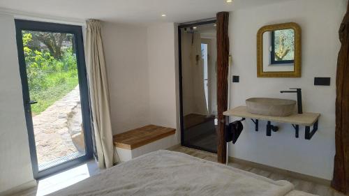 a bathroom with a sink and a mirror at Alegria rustica 2 in Mação
