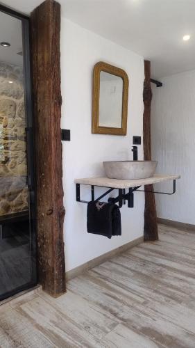 a bathroom with a sink and a mirror on the wall at Alegria rustica 2 in Mação