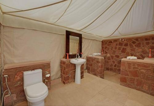 a bathroom with a tent with a toilet and a sink at Yatra Desert Camp & Resort in Jaisalmer
