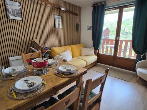 Val Thorens, Ski-in Ski-out 1 bedroom Apt for 4 with Fiber, South-facing & Mountain Views