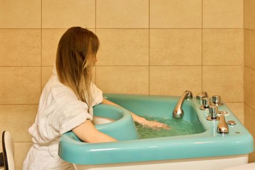 a young girl sitting in a bath tub at Willa Wodnik in Świnoujście