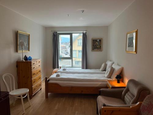 a bedroom with a bed and a window at Spacious Apartment - Prime Voss Location - Elevator in Vossevangen
