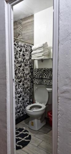 ein Badezimmer mit Toilette und schwarz-weißer Tapete in der Unterkunft Casa Gracia in Jamay