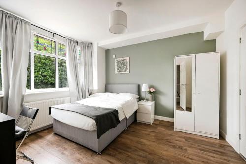 a bedroom with a bed and a window at Two bedrooms apartment in Wainscot