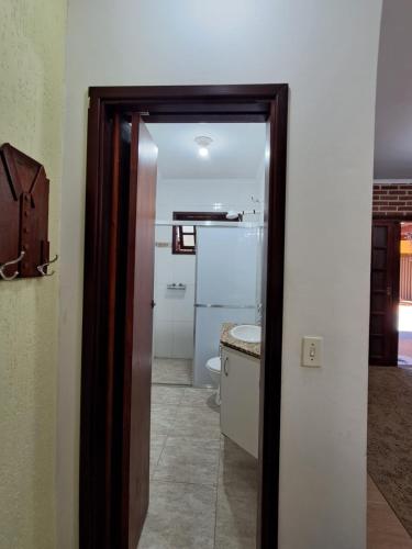a bathroom with a sink and a toilet in a room at Espaço Gozzoli, Cantinho da Nonna in Espirito Santo Do Pinhal