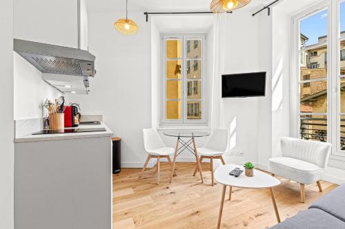 Charming City Center Studio 102
