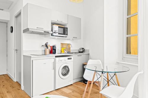 Charming City Center Studio 102