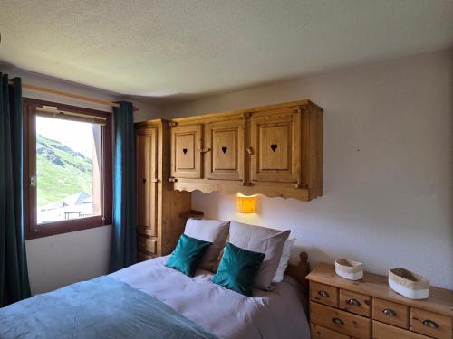 Val Thorens, Ski-in Ski-out 1 bedroom Apt for 4 with Fiber, South-facing & Mountain Views