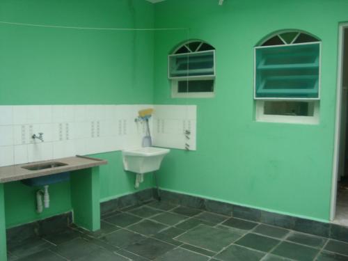 ein grünes Bad mit einem Waschbecken und einem WC in der Unterkunft Marencanto Pousada in Ubatuba