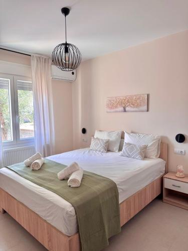 ein Schlafzimmer mit einem großen Bett, auf dem Handtücher liegen in der Unterkunft Elea residence in Elaiokhórion