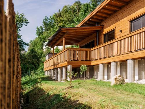 ein Haus mit einer Terrasse an der Seite in der Unterkunft Romantikchalet Fuchsbau mit eigenen Wellnessbereich, Komfort und viel Ruhe in der Natur in Vorra