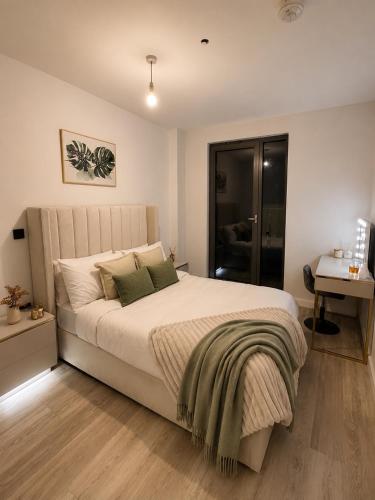 Luxury 1 bedroom apartment- Amazing city skyline views- free parking- pool table- city centre photo 10