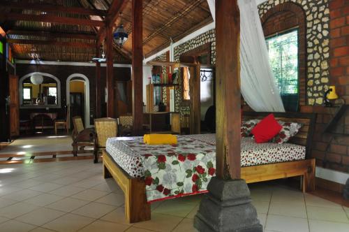 een slaapkamer met een bed in een kamer bij Villa Tentrem in Kemadang