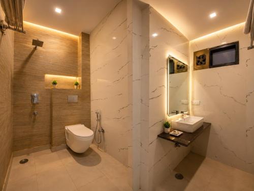 a bathroom with a toilet and a sink at Hotel Kings Inn, Karol Bagh, New Delhi in New Delhi
