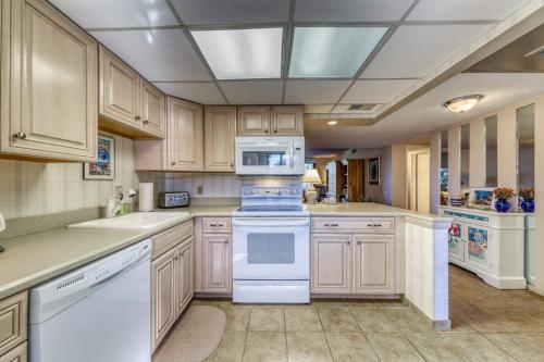 Peaceful Oceanfront Villa with Pools Hot Tub Tennis & Ocean View photo 8