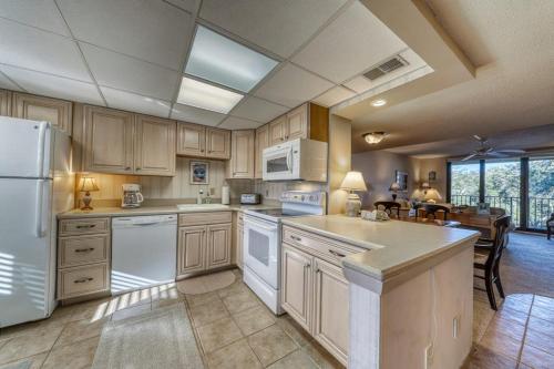 Peaceful Oceanfront Villa with Pools Hot Tub Tennis & Ocean View photo 11