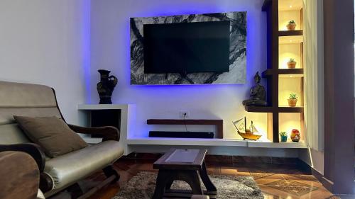 a living room with a couch and a tv at Casa comoda con aire y garaje en La Union Valle in Lemos