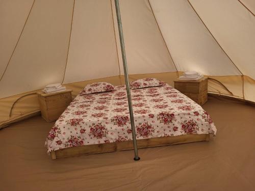 a bedroom with a bed in a tent at CampingSiriu in Caşoca