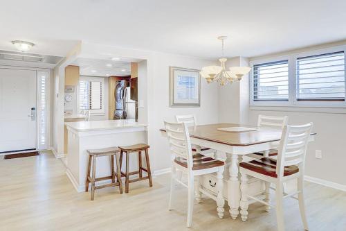 Quiet Hilton Head Getaway with WiFi Pool Hot Tub & Ocean View photo 8