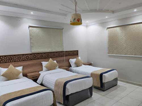 a hotel room with two beds in a room at شقق مفروشة مكين 1 in Medina