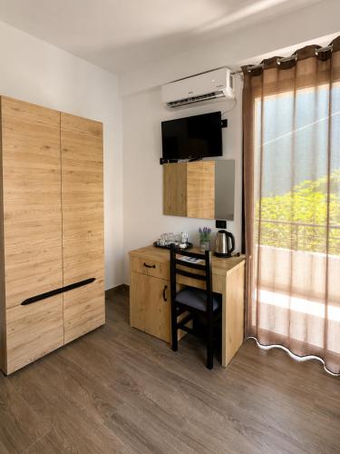 a small room with a desk and a window at Lungomare private rooms in Vlorë