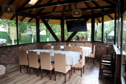 a dining room with a table and chairs at Casa Drumetului in Comarnic
