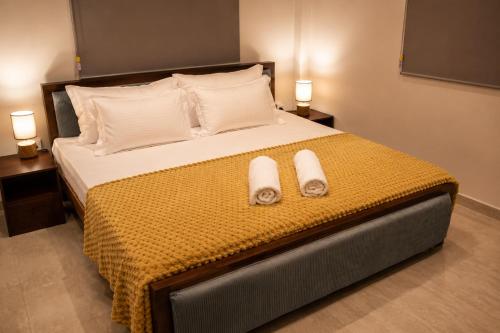 a bedroom with a bed with two towels on it at Apartment Waskaduwa in Waskaduwa