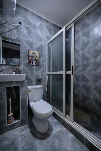 a bathroom with a toilet and a shower at Luxury & modern 1 Bedroom apartments in Munyonyo-Kampala in Kampala