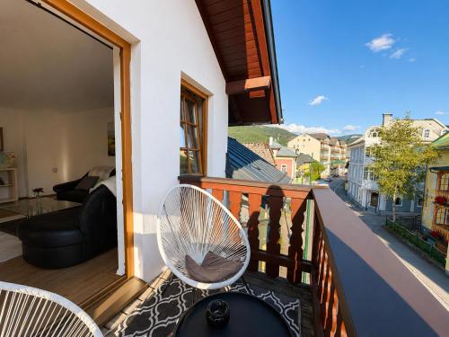 a room with a balcony with a fan at KAISERLICH WOHNEN zentral und am Fluss in Bad Ischl