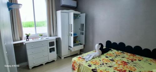 a childs bedroom with a bed and a dresser at Townhouse Flat Térreo in Ananindeua