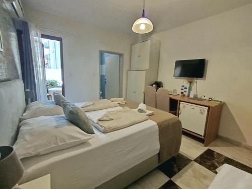 a bedroom with a bed and a desk and a television at Bed and breakfast Porto del Mar in Medulin