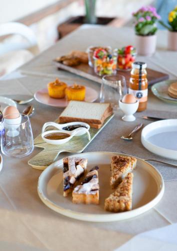 a table with plates of food on a table at Agrirelais Collelago in Massignano