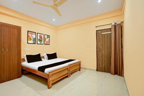 a bedroom with a bed and a shower at Spot ON Hotel Gyanvi Palace in Bhopal