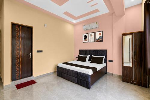 a bedroom with a bed in a room at Hotel O Global Residency in Gurgaon