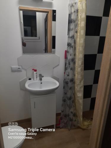 a bathroom with a sink and a shower at Pokoi dwuosobowy in Włodawa