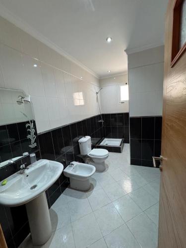 a bathroom with two toilets and a sink at Saramica Apartamento in Riffiene