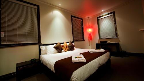 Cama ou camas em um quarto em The Burwood Inn