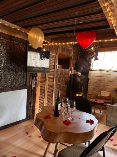 a table with wine glasses and balloons on it at Cabaña en la Calera BersaNina in La Calera