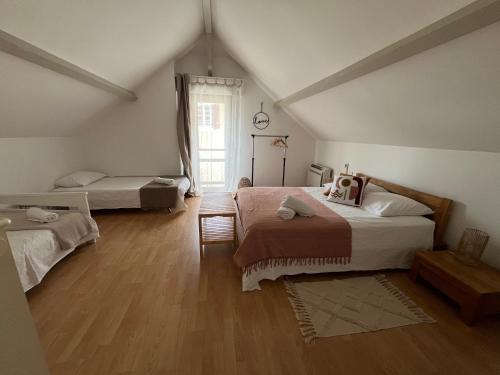 a bedroom with two beds and a window at Le Sevirqueno in Bougarber