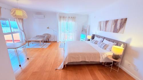 Oceanfront 2 bedrooms apartment with swimming pool & garage