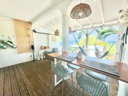 a dining room with a table and chairs at La p’tite barque Antillaise in Deshaies