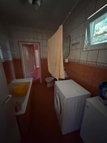 a small bathroom with a toilet and a sink at Domek wakacyjny agroturystyka, Długie Grodzieckie 10 in Wszebory