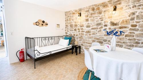 a room with a crib and a table and chairs at Casa Rapata in Gaios