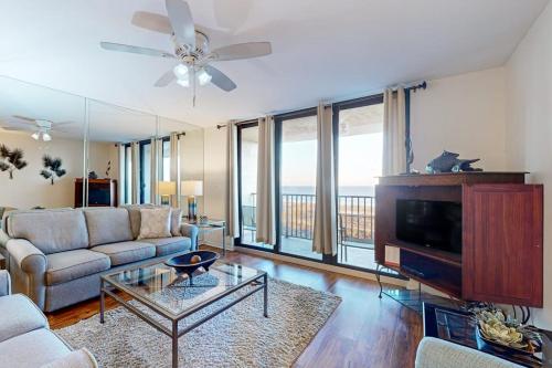 Oceanfront Villa with Ocean Views Shared Pool Hot Tub and More - Walk to Beach photo 7