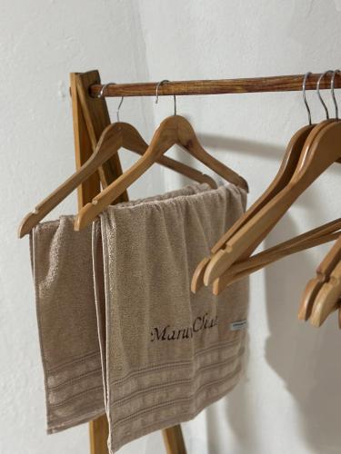 a towel rack with towels hanging on a wall at Maruva Chalé in Aquiraz