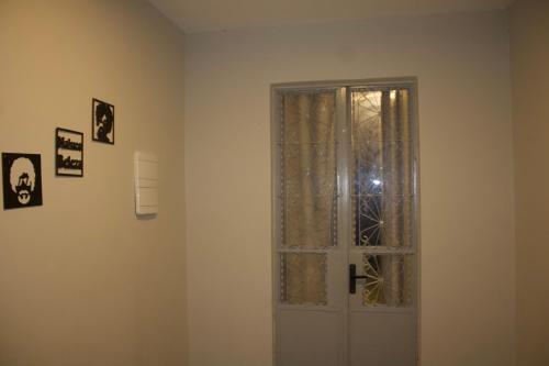a room with a white door and a window at APT térreo completo - 2 Quartos - 2 Ar-condicionados, Cozinha, Garagem, WI-FI- Maurício Nassau, Perto de tudo in Caruaru