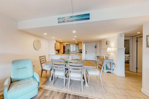 3rd-floor condo with balcony lagoon views pools tennis courts & beach access photo 8