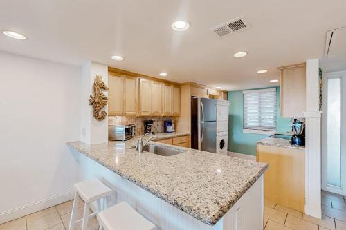 3rd-floor condo with balcony lagoon views pools tennis courts & beach access photo 10