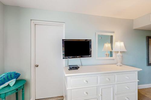3rd-floor condo with balcony lagoon views pools tennis courts & beach access photo 17