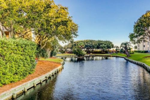 3rd-floor condo with balcony lagoon views pools tennis courts & beach access photo 41